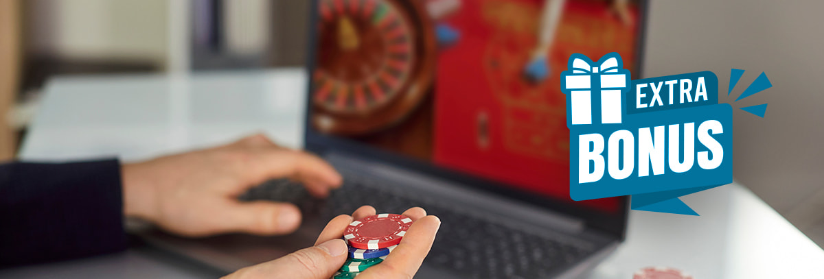 玩家手持賭場籌碼在電腦上參與線上賭博，畫面右側顯示「額外獎金」標誌，象徵真人賭場的獎金與促銷優惠。